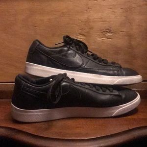 Nike Womens WMNS BLAZER Low LE 
Sneakers/Shoes 8.5